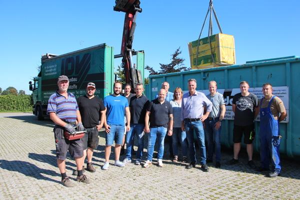 Spenden FlutkatastropheMarco Skibba (39), 2. von links und  Florian Junge (rechts)  bringenb ins Katastroühengebiet  Baumaterial 